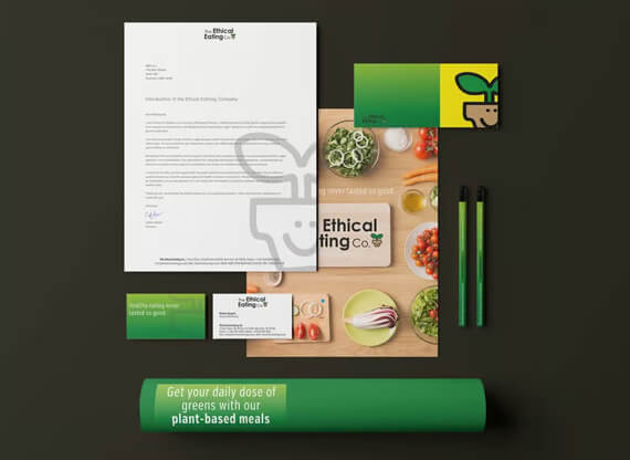 Brandingmaterial von „the Ethical Eating Co.“ wird in Draufsicht gezeigt. Visitenkarte, Stifte, Briefpapier, Posterrolle und Key-Visual.