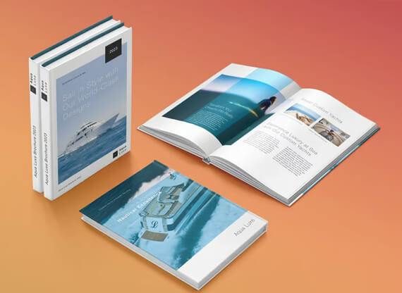 Vogelperspektive auf mehrere Ausgaben der Werbebücher von „Aqua Luxe“. Covermotiv, Rückseite und aufgeschlagene Seite mit interessantem Editorialdesign.