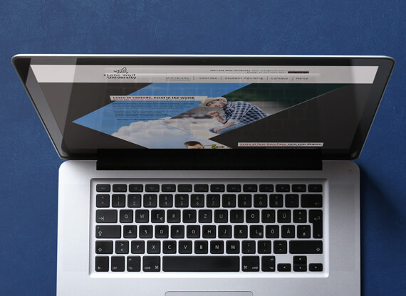 Aufgeklapptes Macbook zeigt das Tastaturlayout. Auf dem schräggestellten Screen wird das Webdesign eines Weiterbildungsanbieters angezeigt.
