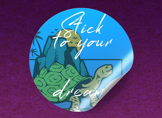 Ein umgeblätterter Sticker mit auffälliger Illustration. Diese besteht aus der Abbildung einer Schildkröte und der Aufschrift „Stick to your dream“.