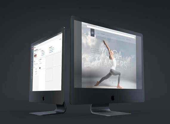 Zwei 24“iMac die voneinander weggedreht wurden. Ein Monitor zeigt das Backend von WordPress. Der andere das Frontend mit dem Webdesign von „Yoga Masters“.