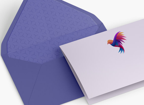 Eine zusammengefaltete Briefpapierseite liegt vor einem geöffneten blauen Umschlag und zeigt das Design von Briefpapier-und-Umschlaegen.