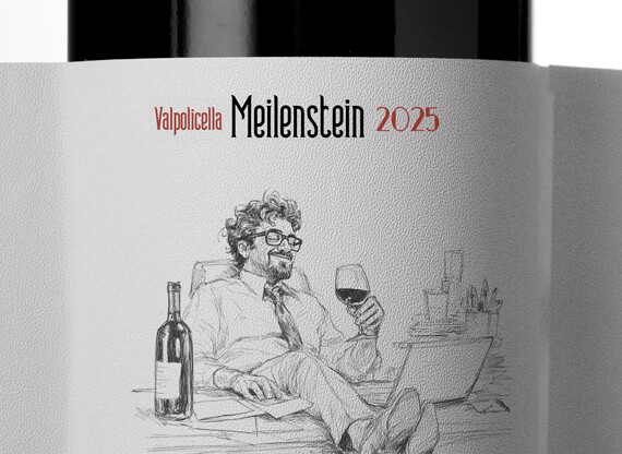 Das Etiketten-Design zeigt auf einem Label, das eine Weinflasche ziert, eine Illustration eines zufriedenen Workaholics und verbindet humorvolle Darstellung mit ansprechender Gestaltung.