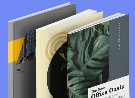 Grafikdesign-570x416px Mehrere Broschürenlayouts sind isometrisch hintereinander angeordnet und zeigen von einem Grafikdesigner gestaltete Printmedien.