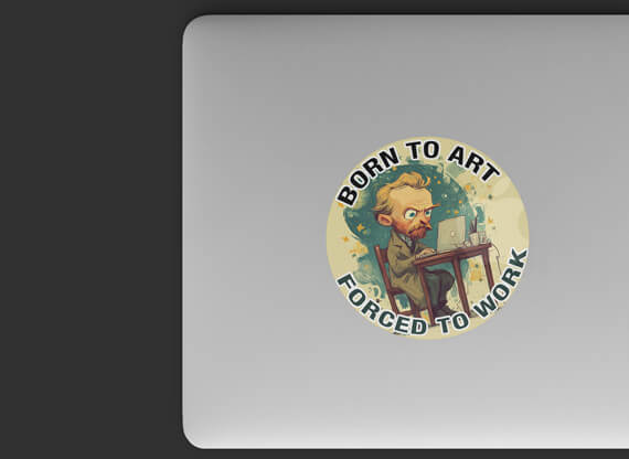 Ein auffälliges Stickerdesign ziert die Oberfläche eines zugeklappten MacBooks, wobei die leuchtenden Farben und markanten Formen sofort ins Auge fallen und einen kreativen, individuellen Akzent setzen.