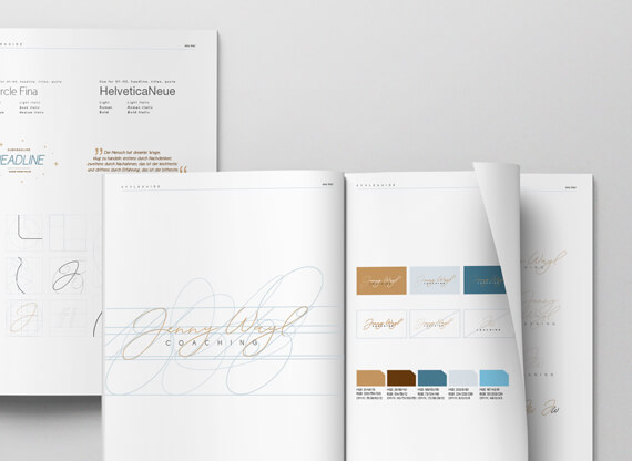 Eine aufgeschlagene Doppelseite eines Corporate-Design-Styleguides zeigt detailliert typografische Feinheiten und harmonische Farbkombinationen, die die konsistente visuelle Identität und das durchdachte Designkonzept der Marke eindrucksvoll vermitteln.