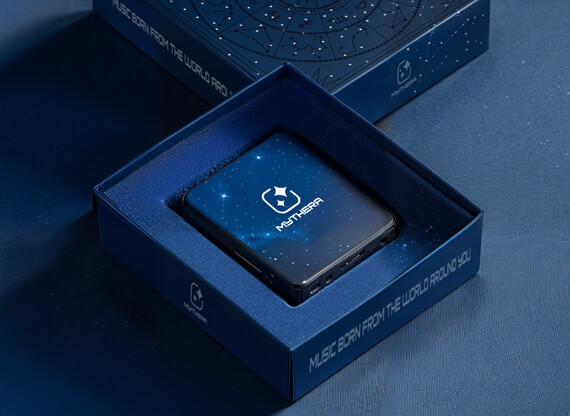 Ein Audioplayer mit einem mysteriösen, auffälligen Verpackungsdesign liegt präsent auf einer Oberfläche und zieht durch seine ungewöhnliche Gestaltung sofort die Aufmerksamkeit auf sich.