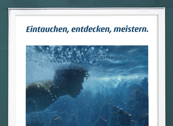 angebot-werbung-570x500px Das Design einer Werbeagentur zeigt ein Plakat, auf dem ein Junge staunend unter Wasser eine faszinierende Unterwasserwelt entdeckt, begleitet von dem Text „Eintauchen, entdecken, meistern.“, wodurch Neugier, Abenteuerlust und kreative Inspiration eindrucksvoll vermittelt werden.