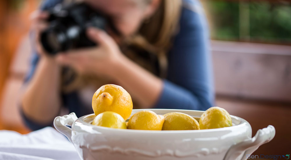 Eine Fotografin, die Zitronen im Rahmen einer Werbekampagne für die Produktvermarktung professionell in Szene setzt.